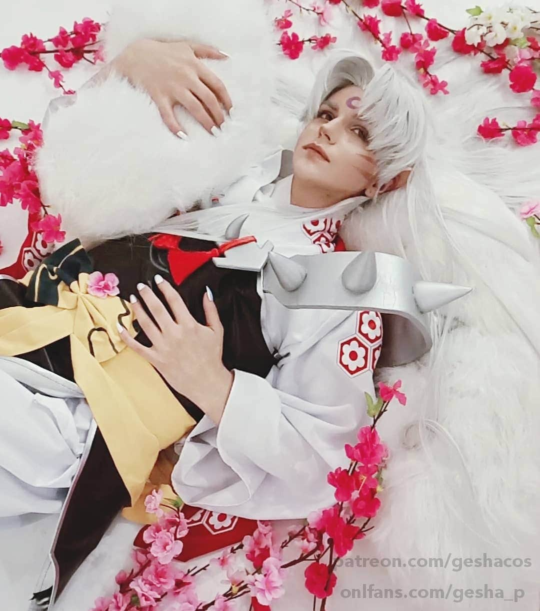 Gesha Petrovichさんのインスタグラム写真 - (Gesha PetrovichInstagram)「Present new photoshoot is coming😏❣️ #Sesshomaru from #Inuyasha  Do you have fav animation from you childhoods?) Thanks @timfr0st @cain_reliant @_nabulat  for this❣️ Wig @geshacos Lenses by @assistwig0726 Teaser and backstages without text avaliable for my Patreon and OnlyFans family ❤️ #cosplay #malecosplay #malemakeup #fyp #sexy #onlyfans #」10月30日 1時27分 - petrovichgesha