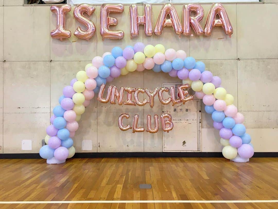 のインスタグラム：「・ ・ ・ 25日は発表会でした☺️！ ・ 小学生の全国大会が中止になり 頑張って練習してきた演技を 披露する場所がなくなってしまったので発表会という形を取ることにしました😊！ ・ 当日までの準備が忙しかったり 演技の指導も間に合うのか💦ハラハラしたり、 色々考えて寝る時間を削って🤣笑 その甲斐あってか成功に終わったと思います🤣笑 ・ なによりみんなが笑顔で喜んでくれた事や、頑張っている姿を見れたのが嬉しかったです👌 ・ がんばってよかった🤩💗 ・ 前日から仕込んだバルーンも 好評でよかったなあ☺️🎈 当日はみんな手伝ってくれて いい作品に出来あがりました♪ ・ ここだけの話パンフレットも 何回もやり直して🤣笑 考えれば考えるほど凝りたくなったり😅笑笑 印刷すると色が上手く出なかったりして 原紙を全部手書きで塗りつぶしたり🤣 (これが一番大変だった) ・ なんだかんだで楽しかったからいっか😆！笑 ・ 自由にやらせてくれたコーチに感謝🥺💗！ ・ みんなのお母さんやコーチ、さとちゃんゆかちゃんも協力してくれてありがとうございました🌼 ・ みんなの演技も緊張があって練習通りにはいかなかったかもしれないけどとっても上手にできてました🙆‍♀️💮 ・ みんなお疲れ様でした☺️！ ・ ・ 写真は指導してきた子達しか 載せてないけどみんなの演技 素敵だったよ💗 ・ ・ ・  #一輪車　#伊勢原一輪車クラブ  #発表会　#uniparadiseisehara」
