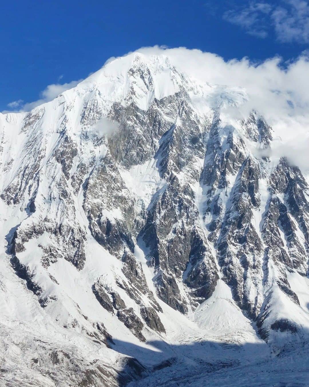 ミレーのインスタグラム：「"Revers gagnant", 2500m / 90° / M4+ / WI4+ Story of a first ascent on the south face of the Sani Pakkush by @symon9v and @pierrick_fine.  After arriving in early october on the Toltar glacier, the two mates acclimatized around their basecamp for 2 weeks. The following words are the ones from Symon, as real as it gets:  "After an early start at 2am from our basecamp on the first day, we met the first difficulties at an altitude of 5000m at the very beginning of the face, with some sustain ice pitches. Then, we found some easier terrains of snow and mixed climb. At around 5600m we made one of the hardest pitches of M4+/M5 to find a little platform which became our first but uncomfortable bivy.  On the second day we managed to get high up on the face and made two awesome pitches of pure ice. At around 6200m we were desperately looking for a bivy spot but never found it so we decided to sit on a rock and waited for the sun to come back. On the third day, we were really exhausted after two bad bivys. We decided to put our tent at an altitude of 6400m on the summit ridge as we found a nice and comfortable crevasse to have a proper rest.  On October the 19th, we decided to go for the summit with almost no gear. We left our bivy in place and went for the last 500m on the snowy summit ridge. With a constantly changing quality, it was harder and harder to go up the summit but after 7 hours of hard work, sometimes digging into powder snow, we arrived at 2pm completely exhausted on the Sani Pakkush summit at 6953m!  We spent our last day going down this massive face of 2500m, switching between rapelling and downclimbing. On the late afternoon of october 20th, we finally made it safely back to basecamp, totally empty of any kind of energy and full of emotions in our minds."  #MilletRiseUp」