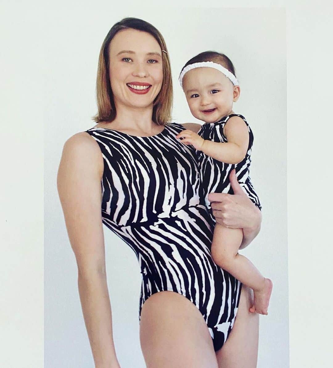 のインスタグラム：「🖤🤍 How cute! Posted @withregram • @svetlanaboguinskaia #TBT to finding this pic of Mother & Daughter Zebra duo 🖤🤍. Little Zebra @aniayee was only 6 month during this photoshoot , this days she is 21 ❤️. #tbt❤️ #zebras #photoshoot #findingthisgem #memories #longtimeago #funtimes #motherdaughter #momentsinlife #love #unconditionallove」