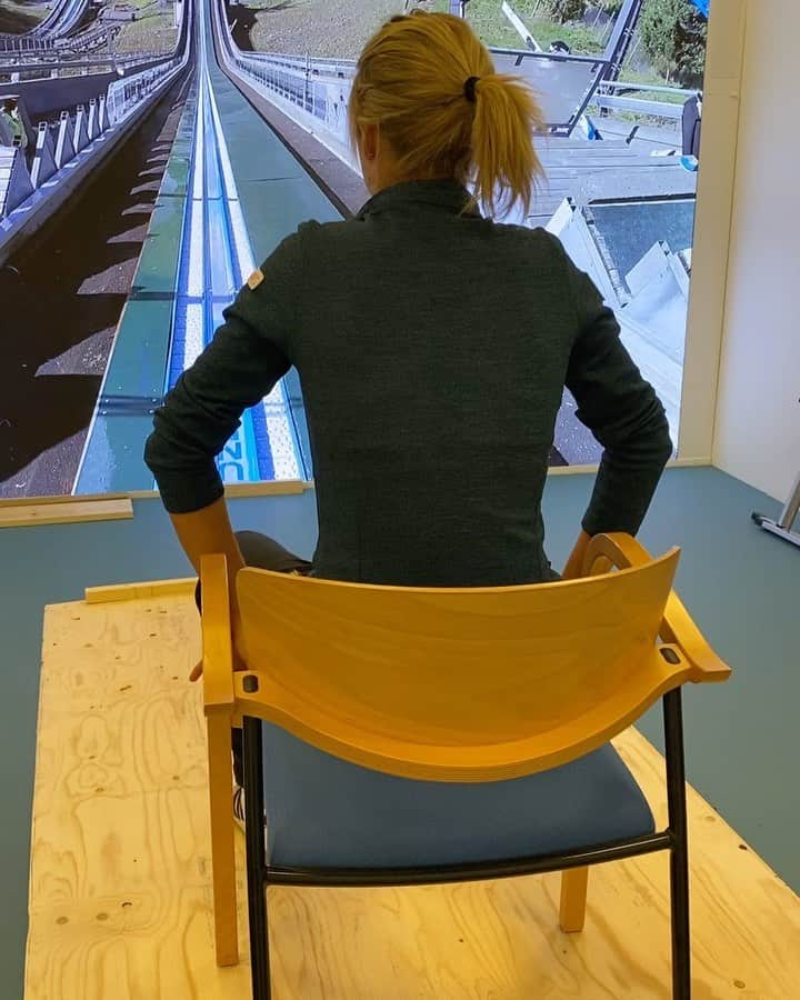 マーレン・ルンビのインスタグラム：「At work. Søker muligheter i laben til @melandanders 👌🏼 ps. This is not a video game 😁」