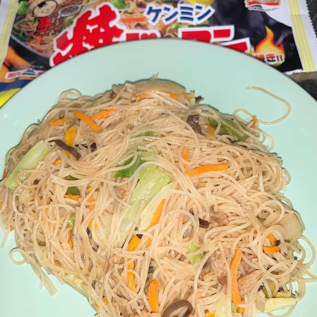 安野勇太のインスタグラム：「ケンミンの焼きビーフンうますぎ。最高。」