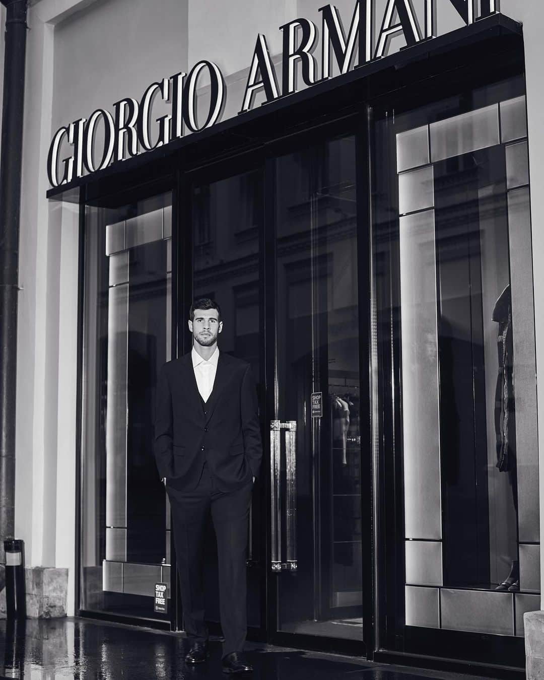 カレン・ハチャノフのインスタグラム：「I am honoured to be Friend of a Brand of Giorgio Armani and it’s Made to Measure line. To work with such iconic and prestige brand gives me pleasure and pride. #GiorgioArmani #MadeToMeasureLine  @giorgioarmani   //  Для меня большая честь быть другом бренда Giorgio Armani, и их Made to Measure linе. Работать с таким культовым и престижным брендом доставляет мне удовольствие и гордость. #GiorgioArmani #MadeToMeasureLine  @giorgioarmani」