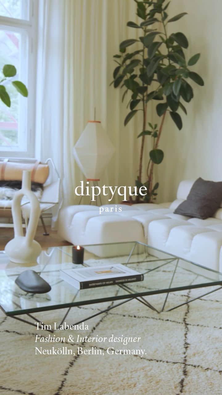 のインスタグラム：「diptyque invites you to tour the Berlin apartment of fashion & interior designer Tim Labenda @timlabenda  Enter his personal mix-&-match of scents, fashion and design pieces. #diptyqueparis」