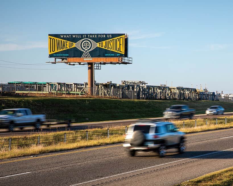 Shepard Faireyさんのインスタグラム写真 - (Shepard FaireyInstagram)「This billboard that I designed is part of the new @forfreedoms campaign reaching all 50 states across the United States, plus D.C., Puerto Rico, Guam, and the U.S. Virgin Islands up through the election. Along with more than 75 artists, our billboards aim to promote civic joy and themes of #The2020Awakening: listening, healing, awakening, and justice.  I believe that injustice thrives in the shadows. When we are awake with our eyes and minds open, we can recognize injustice and combat it consciously. I hope these billboards can help snap us out of a waking trance to become wide awake and vigilant in our pursuit of justice. -Shepard  Photos: Jeff Scroggins (@jscrogginsphoto) #ForFreedoms @thisisunfinished #election2020 #vote #obey #obeygiant #shepardfairey」10月30日 1時38分 - obeygiant