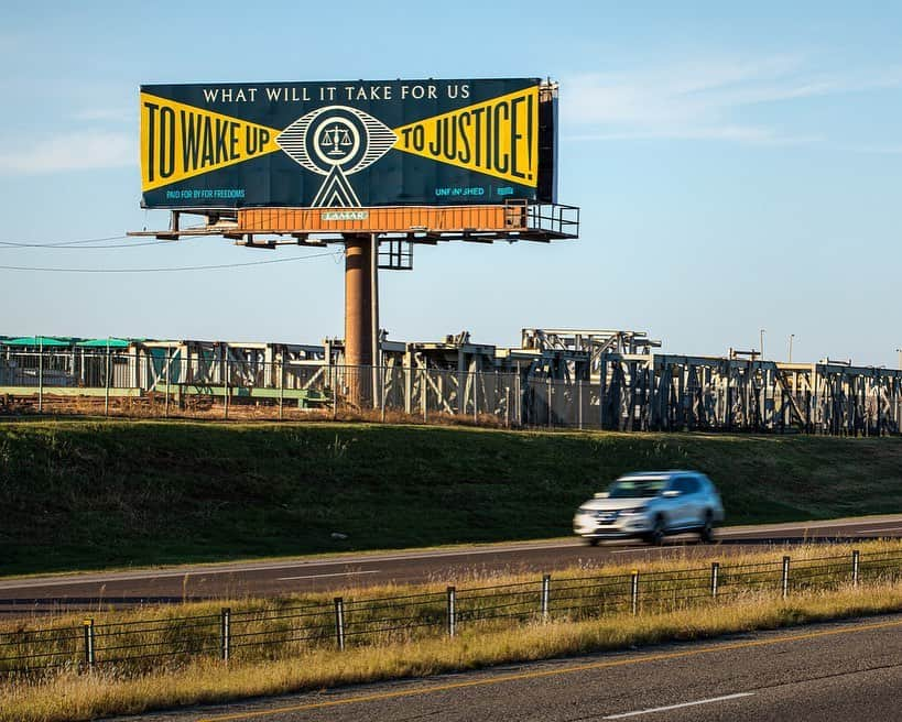 Shepard Faireyさんのインスタグラム写真 - (Shepard FaireyInstagram)「This billboard that I designed is part of the new @forfreedoms campaign reaching all 50 states across the United States, plus D.C., Puerto Rico, Guam, and the U.S. Virgin Islands up through the election. Along with more than 75 artists, our billboards aim to promote civic joy and themes of #The2020Awakening: listening, healing, awakening, and justice.  I believe that injustice thrives in the shadows. When we are awake with our eyes and minds open, we can recognize injustice and combat it consciously. I hope these billboards can help snap us out of a waking trance to become wide awake and vigilant in our pursuit of justice. -Shepard  Photos: Jeff Scroggins (@jscrogginsphoto) #ForFreedoms @thisisunfinished #election2020 #vote #obey #obeygiant #shepardfairey」10月30日 1時38分 - obeygiant