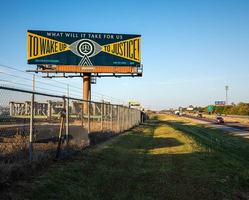 Shepard Faireyさんのインスタグラム写真 - (Shepard FaireyInstagram)「This billboard that I designed is part of the new @forfreedoms campaign reaching all 50 states across the United States, plus D.C., Puerto Rico, Guam, and the U.S. Virgin Islands up through the election. Along with more than 75 artists, our billboards aim to promote civic joy and themes of #The2020Awakening: listening, healing, awakening, and justice.  I believe that injustice thrives in the shadows. When we are awake with our eyes and minds open, we can recognize injustice and combat it consciously. I hope these billboards can help snap us out of a waking trance to become wide awake and vigilant in our pursuit of justice. -Shepard  Photos: Jeff Scroggins (@jscrogginsphoto) #ForFreedoms @thisisunfinished #election2020 #vote #obey #obeygiant #shepardfairey」10月30日 1時38分 - obeygiant