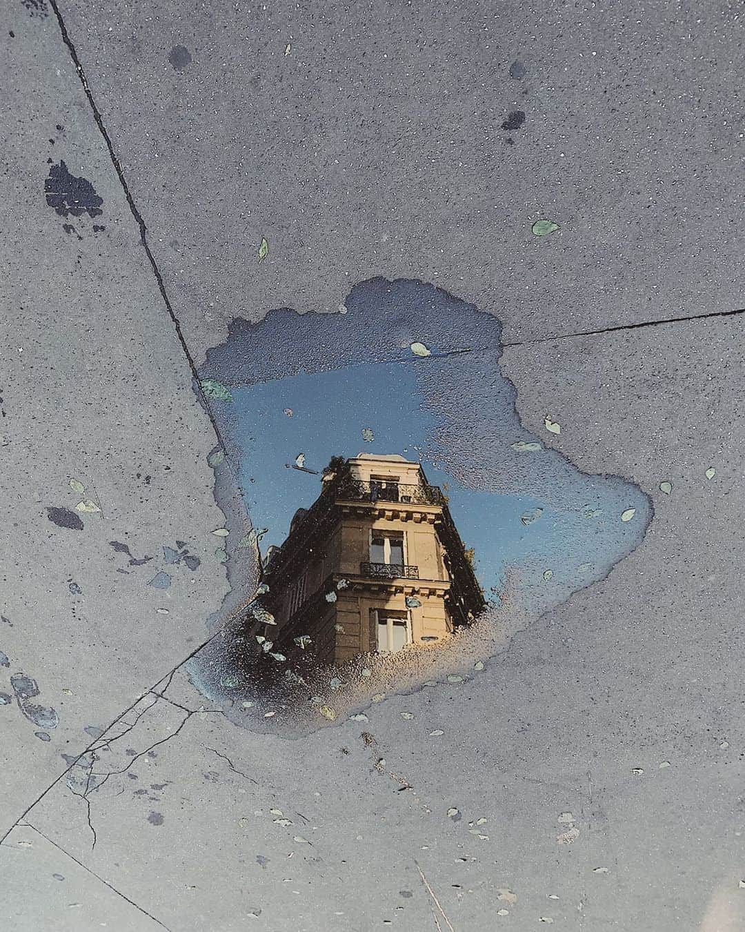 appleさんのインスタグラム写真 - (appleInstagram)「“I was walking down the streets of Paris one morning when I found this reflection of the sunrise on a puddle. The sun seems to embrace the building. It’s the beginning of a great day." #ShotoniPhone by Guillaume L. @guillaumelavrut」10月30日 1時41分 - apple