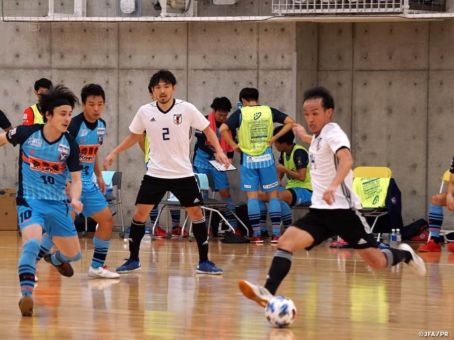 日本サッカー協会さんのインスタグラム写真 - (日本サッカー協会Instagram)「#フットサル日本代表 候補 10月トレーニングキャンプを打ち上げる 　 10月26日より #高円宮記念JFA夢フィールド で活動しているフットサル日本代表候補は、最終日の10月28日には #Fリーグ 所属のY.S.C.C.横浜 @ysccfutsal とトレーニングマッチを実施して今回のトレーニングキャンプを打ち上げました。 　 #ブルーノガルシア 監督はチームミーティングでトレーニングの際に撮影している映像を見せながら選手たちに最後の落とし込みを行い、最後はキャンプ初日に話した瞬間瞬間をどう過ごすかという部分に触れ、選手達のマインドセットを行い選手達をピッチへ送り出しました。 　 トレーニングマッチはプレーイングタイム方式の1ピリオド20分の2本で実施され、第1ピリオド早々に #平田ネトアントニオマサノリ 選手が先制点を奪ってチームに勢いをつけると、続く11分にも #星翔太 選手が追加点を奪います。スコアを2-0とするも終了間際に失点を喫して第1ピリオドを2-1で折り返します。 　 第2ピリオドも前半の勢いそのままに攻め続けた日本代表候補チームでしたが、前屈みになっていたところで相手のカウンターを受けてしまい、最終スコアを2-3と課題の残る結果となりました。 　 フットサル日本代表チームは年内も残すところあと2回の活動となります。コロナ過でも様々な方のサポートのお陰で活動が実施できていることに感謝をしながら、2021年に開催されるフットサルワールドカップの最終予選となるAFCフットサル選手権に向けてチームは継続的な強化を行います。 　 #futsal #daihyo #jfa #yscc横浜 #yscc横浜フットサル」10月30日 12時37分 - japanfootballassociation