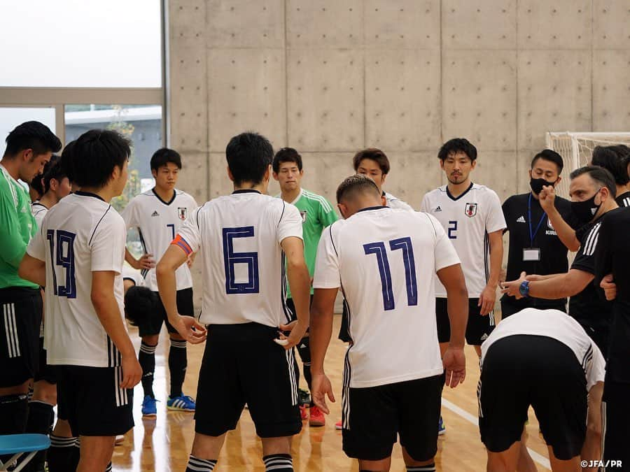 日本サッカー協会さんのインスタグラム写真 - (日本サッカー協会Instagram)「#フットサル日本代表 候補 10月トレーニングキャンプを打ち上げる 　 10月26日より #高円宮記念JFA夢フィールド で活動しているフットサル日本代表候補は、最終日の10月28日には #Fリーグ 所属のY.S.C.C.横浜 @ysccfutsal とトレーニングマッチを実施して今回のトレーニングキャンプを打ち上げました。 　 #ブルーノガルシア 監督はチームミーティングでトレーニングの際に撮影している映像を見せながら選手たちに最後の落とし込みを行い、最後はキャンプ初日に話した瞬間瞬間をどう過ごすかという部分に触れ、選手達のマインドセットを行い選手達をピッチへ送り出しました。 　 トレーニングマッチはプレーイングタイム方式の1ピリオド20分の2本で実施され、第1ピリオド早々に #平田ネトアントニオマサノリ 選手が先制点を奪ってチームに勢いをつけると、続く11分にも #星翔太 選手が追加点を奪います。スコアを2-0とするも終了間際に失点を喫して第1ピリオドを2-1で折り返します。 　 第2ピリオドも前半の勢いそのままに攻め続けた日本代表候補チームでしたが、前屈みになっていたところで相手のカウンターを受けてしまい、最終スコアを2-3と課題の残る結果となりました。 　 フットサル日本代表チームは年内も残すところあと2回の活動となります。コロナ過でも様々な方のサポートのお陰で活動が実施できていることに感謝をしながら、2021年に開催されるフットサルワールドカップの最終予選となるAFCフットサル選手権に向けてチームは継続的な強化を行います。 　 #futsal #daihyo #jfa #yscc横浜 #yscc横浜フットサル」10月30日 12時37分 - japanfootballassociation