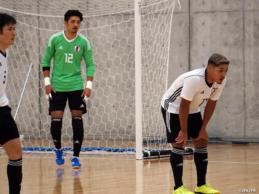 日本サッカー協会さんのインスタグラム写真 - (日本サッカー協会Instagram)「#フットサル日本代表 候補 10月トレーニングキャンプを打ち上げる 　 10月26日より #高円宮記念JFA夢フィールド で活動しているフットサル日本代表候補は、最終日の10月28日には #Fリーグ 所属のY.S.C.C.横浜 @ysccfutsal とトレーニングマッチを実施して今回のトレーニングキャンプを打ち上げました。 　 #ブルーノガルシア 監督はチームミーティングでトレーニングの際に撮影している映像を見せながら選手たちに最後の落とし込みを行い、最後はキャンプ初日に話した瞬間瞬間をどう過ごすかという部分に触れ、選手達のマインドセットを行い選手達をピッチへ送り出しました。 　 トレーニングマッチはプレーイングタイム方式の1ピリオド20分の2本で実施され、第1ピリオド早々に #平田ネトアントニオマサノリ 選手が先制点を奪ってチームに勢いをつけると、続く11分にも #星翔太 選手が追加点を奪います。スコアを2-0とするも終了間際に失点を喫して第1ピリオドを2-1で折り返します。 　 第2ピリオドも前半の勢いそのままに攻め続けた日本代表候補チームでしたが、前屈みになっていたところで相手のカウンターを受けてしまい、最終スコアを2-3と課題の残る結果となりました。 　 フットサル日本代表チームは年内も残すところあと2回の活動となります。コロナ過でも様々な方のサポートのお陰で活動が実施できていることに感謝をしながら、2021年に開催されるフットサルワールドカップの最終予選となるAFCフットサル選手権に向けてチームは継続的な強化を行います。 　 #futsal #daihyo #jfa #yscc横浜 #yscc横浜フットサル」10月30日 12時37分 - japanfootballassociation