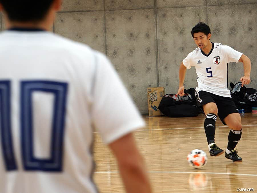 日本サッカー協会さんのインスタグラム写真 - (日本サッカー協会Instagram)「#フットサル日本代表 候補 10月トレーニングキャンプを打ち上げる 　 10月26日より #高円宮記念JFA夢フィールド で活動しているフットサル日本代表候補は、最終日の10月28日には #Fリーグ 所属のY.S.C.C.横浜 @ysccfutsal とトレーニングマッチを実施して今回のトレーニングキャンプを打ち上げました。 　 #ブルーノガルシア 監督はチームミーティングでトレーニングの際に撮影している映像を見せながら選手たちに最後の落とし込みを行い、最後はキャンプ初日に話した瞬間瞬間をどう過ごすかという部分に触れ、選手達のマインドセットを行い選手達をピッチへ送り出しました。 　 トレーニングマッチはプレーイングタイム方式の1ピリオド20分の2本で実施され、第1ピリオド早々に #平田ネトアントニオマサノリ 選手が先制点を奪ってチームに勢いをつけると、続く11分にも #星翔太 選手が追加点を奪います。スコアを2-0とするも終了間際に失点を喫して第1ピリオドを2-1で折り返します。 　 第2ピリオドも前半の勢いそのままに攻め続けた日本代表候補チームでしたが、前屈みになっていたところで相手のカウンターを受けてしまい、最終スコアを2-3と課題の残る結果となりました。 　 フットサル日本代表チームは年内も残すところあと2回の活動となります。コロナ過でも様々な方のサポートのお陰で活動が実施できていることに感謝をしながら、2021年に開催されるフットサルワールドカップの最終予選となるAFCフットサル選手権に向けてチームは継続的な強化を行います。 　 #futsal #daihyo #jfa #yscc横浜 #yscc横浜フットサル」10月30日 12時37分 - japanfootballassociation