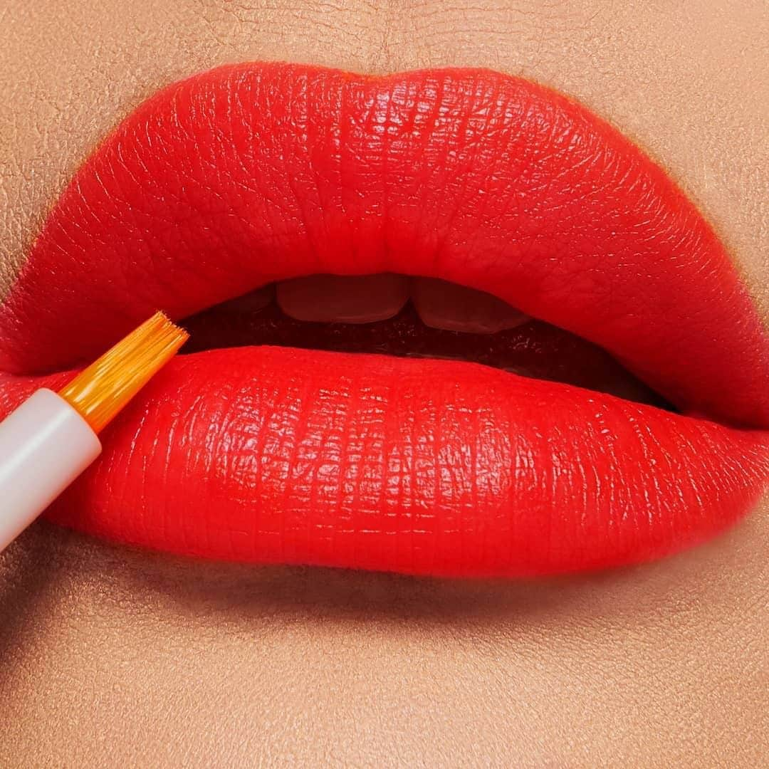 Clarins Méxicoさんのインスタグラム写真 - (Clarins MéxicoInstagram)「Menciona a tu amiga que AMA los labios rojos. 💋 El lipstick rojo que jamás puede faltar en tu cosmetiquera es el Red Water de Water Lip Stain. 💖 Está HUGE porque puedes jugar con la intensidad del color, sin dejar marcas y con sensación de “labios sin maquillar”. 👏🏻💋  . . . . #waterlipstain #longwearlipstick #clarins #makeup #beauty #lips #vivoclarins #clarinscuidadeti #mequedoencasa #lipsoil #oil #lips #lipstick #makeuplover #makeupaddict #skincare #style #cosmetics #makeup #maquillaje #instamakeup」10月30日 12時30分 - clarinsmx