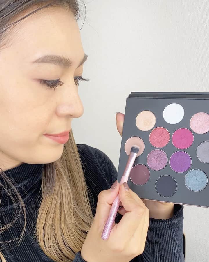 M∙A∙C Cosmetics Japanのインスタグラム：「冬の花火をキラキラと光り輝くカラーアイテムで表現するM·A·Cホリデーコレクション❄️ ㅤ さまざまなカラーバリエーションのアイシャドウパレットを使ったアイメイクをご紹介✨ 使用色はスワイプしてチェック👉💕 ㅤ ■ロケット トゥ フェイム アイシャドウ×12パレット  (税込9,900円) １／アイホール ２／1に重ねる ３／目頭 ㅤ #MACFrostedFirework #MACクリスマスコフレ2020#MACHoliday #MACCosmeticsJapan #MACCosmetics #MAC #MACコスメ #マックコスメ #コスメ#コスメ紹介#コスメ好き#コスメレポ #化粧品 #デパコス #コスメ部 #コスメマニア#トレンドメイク#秋メイク#メイクテク#アイメイク#アイシャドウ#グラデーション#アイシャドウパレット#キラキラ#キラキラメイク#限定#限定コスメ#限定品#クリスマスコフレ#クリスマスコフレ2020」