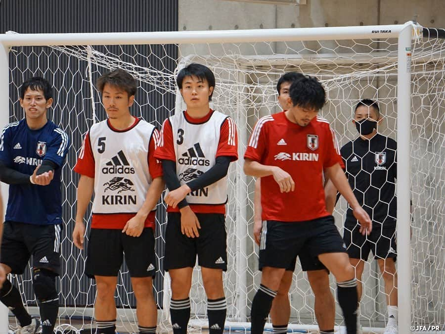 日本サッカー協会さんのインスタグラム写真 - (日本サッカー協会Instagram)「#フットサル日本代表 候補 2部トレーニングを実施 　 10月26日より #高円宮記念JFA夢フィールド で活動しているフットサル日本代表候補は、10月27日に2部のトレーニングを実施しました。 　 2部トレーニングを実施した2日目は、コロナ過で過密日程のリーグ戦を戦う選手たちの疲労を考慮し、#ブルーノガルシア 監督及び #下地達朗 フィジカルコーチのもと選手たちはコンディションを調整しながら、チームの戦術やセットプレーの確認を中心に取り組みました。 　 また午後は #内山慶太郎 GKコーチのもとGKの選手はバランスボールやバレーボール、パンチングマシーンなど様々な用具を使いながらGKトレーニングを実施し、GKとして局面での判断や体の使い方を意識したメニューに約40分取り組みました。 　 その後はFPの選手も合流し、翌日のトレーニングマッチに向けた最後の全体トレーニングを行いました。 　  #futsal #daihyo #jfa」10月30日 12時33分 - japanfootballassociation