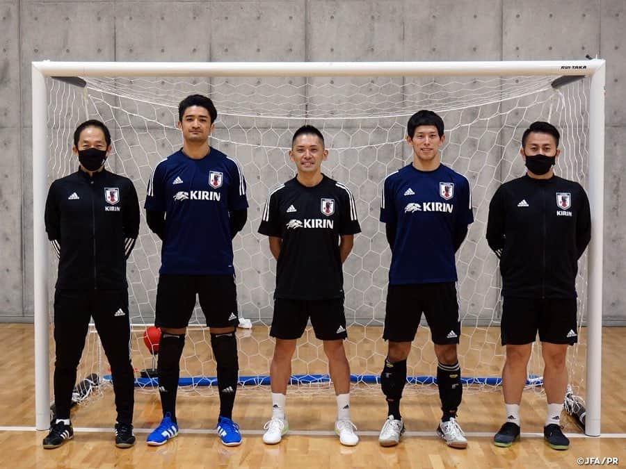 日本サッカー協会さんのインスタグラム写真 - (日本サッカー協会Instagram)「#フットサル日本代表 候補 2部トレーニングを実施 　 10月26日より #高円宮記念JFA夢フィールド で活動しているフットサル日本代表候補は、10月27日に2部のトレーニングを実施しました。 　 2部トレーニングを実施した2日目は、コロナ過で過密日程のリーグ戦を戦う選手たちの疲労を考慮し、#ブルーノガルシア 監督及び #下地達朗 フィジカルコーチのもと選手たちはコンディションを調整しながら、チームの戦術やセットプレーの確認を中心に取り組みました。 　 また午後は #内山慶太郎 GKコーチのもとGKの選手はバランスボールやバレーボール、パンチングマシーンなど様々な用具を使いながらGKトレーニングを実施し、GKとして局面での判断や体の使い方を意識したメニューに約40分取り組みました。 　 その後はFPの選手も合流し、翌日のトレーニングマッチに向けた最後の全体トレーニングを行いました。 　  #futsal #daihyo #jfa」10月30日 12時33分 - japanfootballassociation