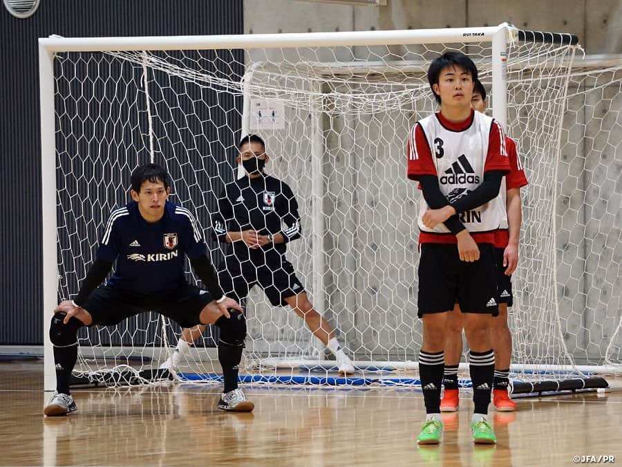日本サッカー協会さんのインスタグラム写真 - (日本サッカー協会Instagram)「#フットサル日本代表 候補 2部トレーニングを実施 　 10月26日より #高円宮記念JFA夢フィールド で活動しているフットサル日本代表候補は、10月27日に2部のトレーニングを実施しました。 　 2部トレーニングを実施した2日目は、コロナ過で過密日程のリーグ戦を戦う選手たちの疲労を考慮し、#ブルーノガルシア 監督及び #下地達朗 フィジカルコーチのもと選手たちはコンディションを調整しながら、チームの戦術やセットプレーの確認を中心に取り組みました。 　 また午後は #内山慶太郎 GKコーチのもとGKの選手はバランスボールやバレーボール、パンチングマシーンなど様々な用具を使いながらGKトレーニングを実施し、GKとして局面での判断や体の使い方を意識したメニューに約40分取り組みました。 　 その後はFPの選手も合流し、翌日のトレーニングマッチに向けた最後の全体トレーニングを行いました。 　  #futsal #daihyo #jfa」10月30日 12時33分 - japanfootballassociation