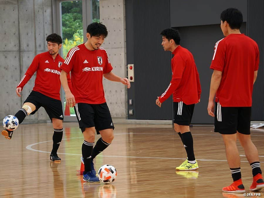 日本サッカー協会さんのインスタグラム写真 - (日本サッカー協会Instagram)「#フットサル日本代表 候補 2部トレーニングを実施 　 10月26日より #高円宮記念JFA夢フィールド で活動しているフットサル日本代表候補は、10月27日に2部のトレーニングを実施しました。 　 2部トレーニングを実施した2日目は、コロナ過で過密日程のリーグ戦を戦う選手たちの疲労を考慮し、#ブルーノガルシア 監督及び #下地達朗 フィジカルコーチのもと選手たちはコンディションを調整しながら、チームの戦術やセットプレーの確認を中心に取り組みました。 　 また午後は #内山慶太郎 GKコーチのもとGKの選手はバランスボールやバレーボール、パンチングマシーンなど様々な用具を使いながらGKトレーニングを実施し、GKとして局面での判断や体の使い方を意識したメニューに約40分取り組みました。 　 その後はFPの選手も合流し、翌日のトレーニングマッチに向けた最後の全体トレーニングを行いました。 　  #futsal #daihyo #jfa」10月30日 12時33分 - japanfootballassociation