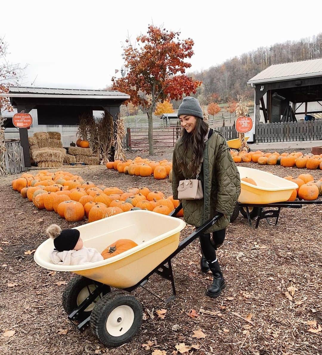 シェイ・ミッチェルさんのインスタグラム写真 - (シェイ・ミッチェルInstagram)「Took me 30+ Halloweens but I finally found my perfect pumpkin 🎃」10月30日 12時33分 - shaymitchell