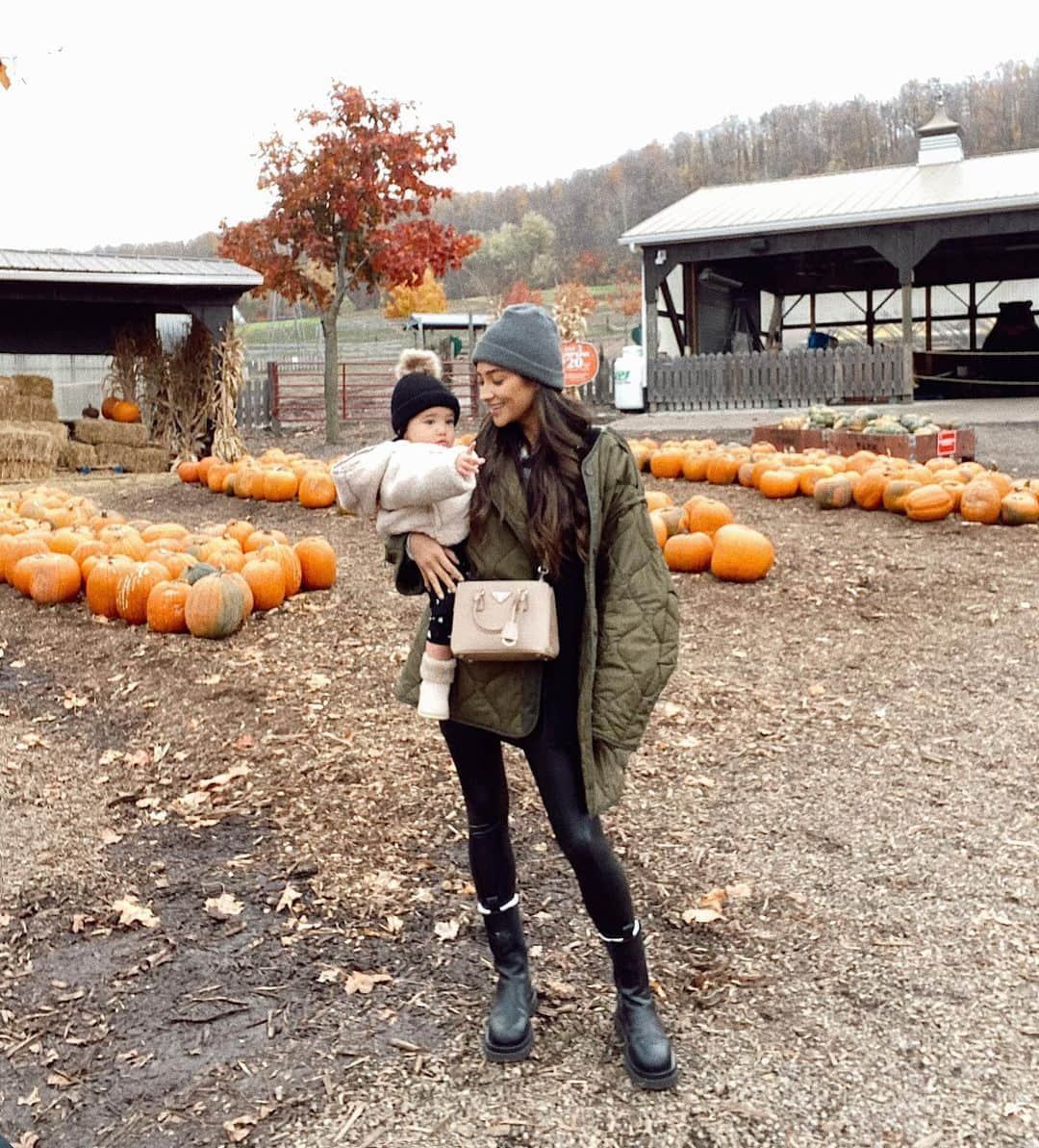 シェイ・ミッチェルさんのインスタグラム写真 - (シェイ・ミッチェルInstagram)「Took me 30+ Halloweens but I finally found my perfect pumpkin 🎃」10月30日 12時33分 - shaymitchell