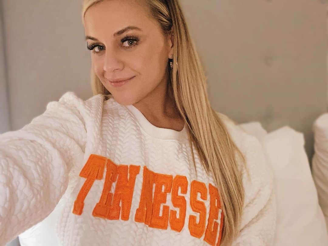 Kelsea Balleriniのインスタグラム：「stay or leave, part of me will always be half of my hometown. 🧡🤍」