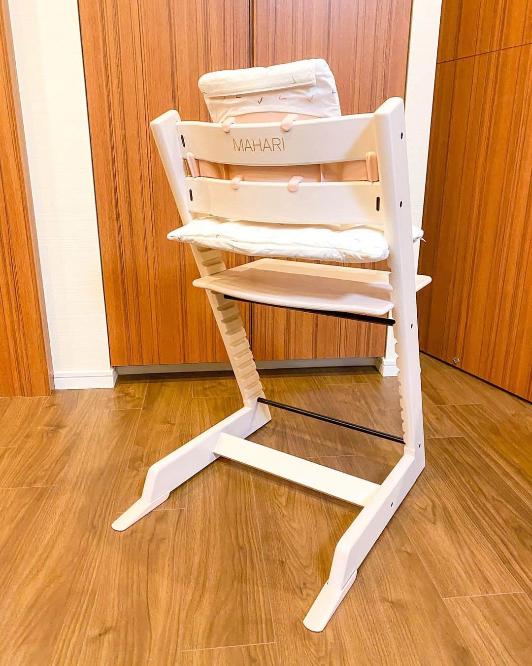 林弓束さんのインスタグラム写真 - (林弓束Instagram)「. ハイチェアーは @stokkejapan  の #トリップトラップ にしました 色々悩んだけど大人になるまで長く使えるというのがやっぱりいいなという決め手に。 私も赤ちゃんの頃から似た様な赤い椅子を使ってて大きくなるまで使っててすごく思い出深いので、この椅子もそんな存在になってほしいなぁと✨ stokkeは色も豊富でたくさんあるからそこも選ぶのが楽しかったです💕 ホワイトウォッシュの椅子にセレーヌピンクのベビーセットを取り付けました🍼 背面に名前も入れられます💖 1枚目キャミ姿でお恥ずかしいですが、、笑 まはりも初めての椅子に大興奮でした😂❤️ . . . #ストッケトリップトラップ #ストッケ #ベビーチェア #ハイチェア #ハイチェア問題　#令和ベビー #ベビスタグラム  #令和2年ベビー #新米ママ #初産 #初ママ #女の子ママ #女の子ベビー #乳児 #赤ちゃん #赤ちゃんのいる暮らし #赤ちゃんのいる生活  #5ヶ月ベビー #生後5ヶ月 #5ヶ月 #5月生まれ#2020年5月生まれ」10月30日 11時04分 - hayashiyuzuka