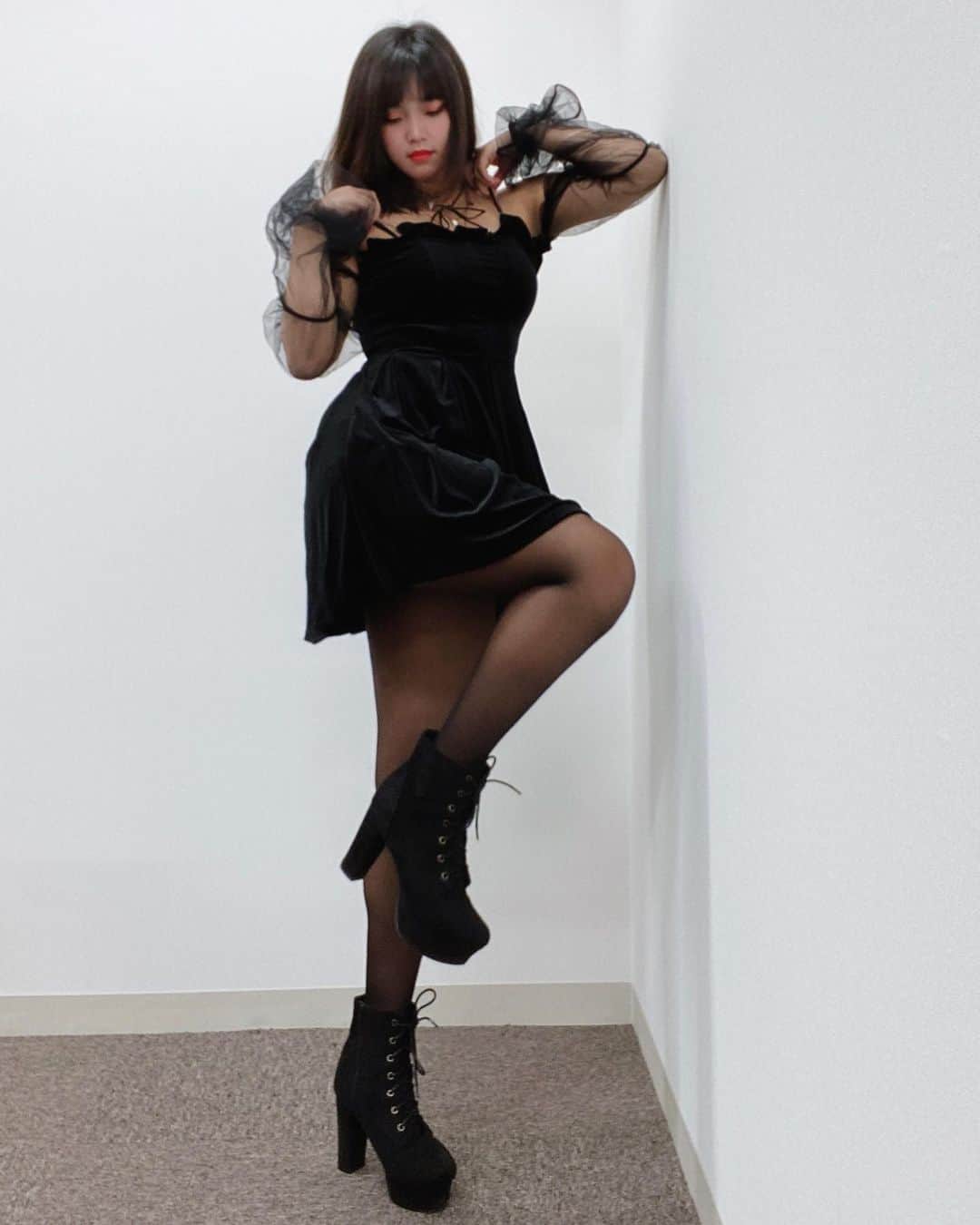 SIRIUSさんのインスタグラム写真 - (SIRIUSInstagram)「今天是仙女姊姊 布料柔軟超好穿 . 買衣服找 @yamadahaki  @real.bad.girl32  . 歡迎分享 . #dailylook #look #outfit #dress #beautiful #beauty #black #legs #legday #tights #stockings #style #fashion #girl #blogger #makeup #instagood #instagram #instalike #ootd  #ファッション #ドレス #スタイル #美脚  #仙女 #穿搭 #長腿 #黑絲」10月30日 11時06分 - sirius_4102