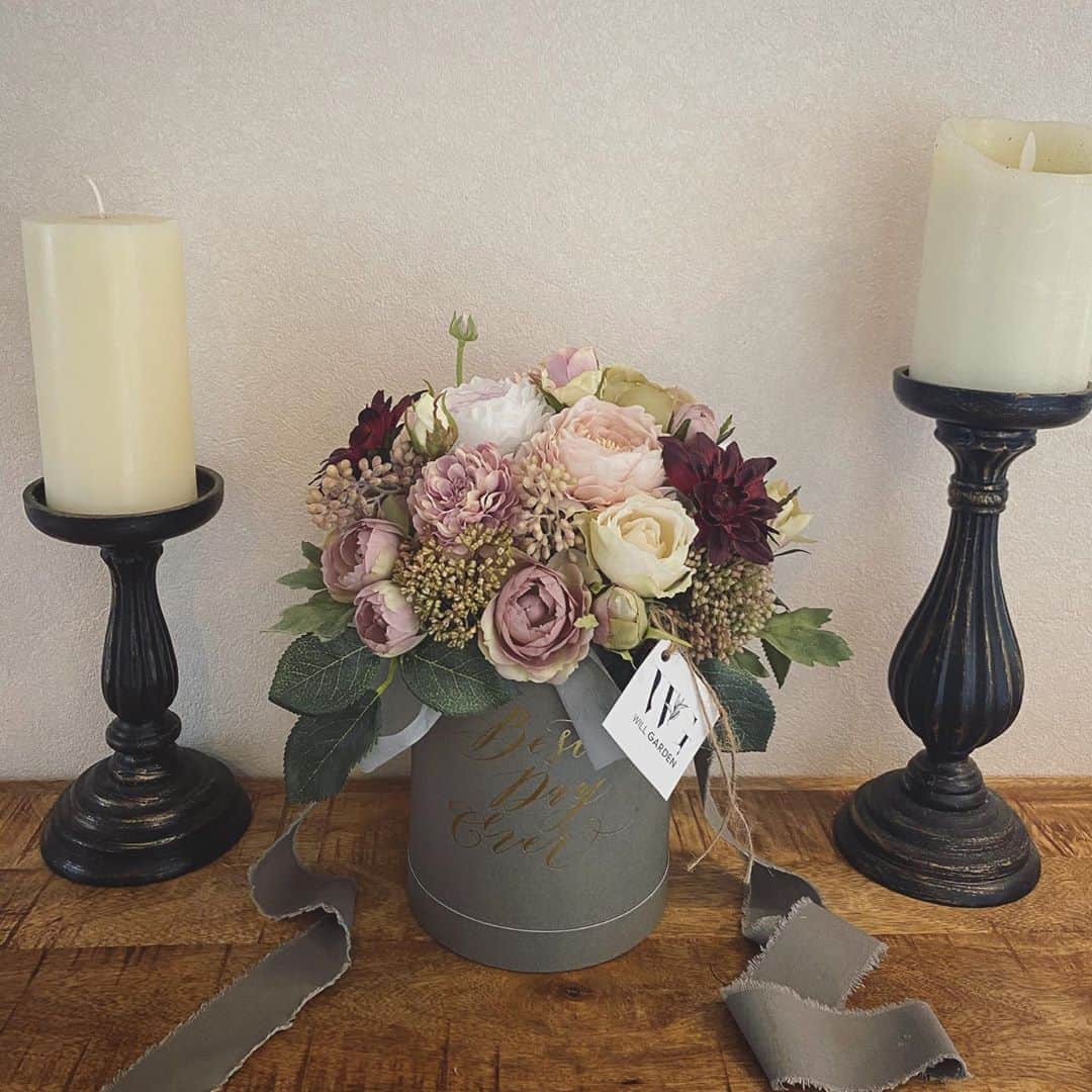 畑野ひろ子のインスタグラム：「@willgarden_official  アーティフィシャルフラワーbox  最近、人気のオーダーカラーです。  #flowers #lifestyle #arrangement #artificialflower #boxarrangement #gift #willgarden」