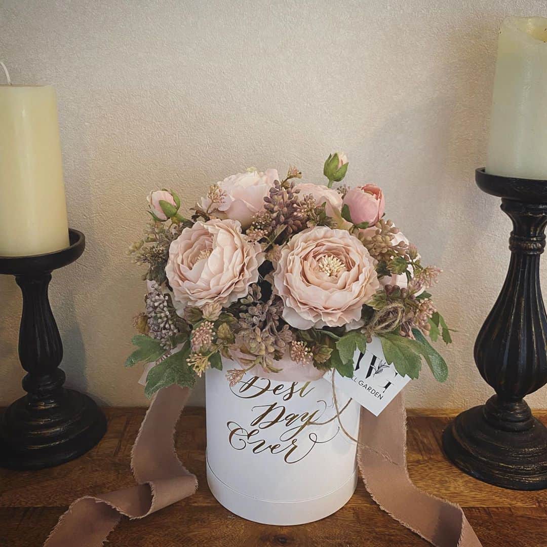 畑野ひろ子のインスタグラム：「@willgarden_official  アーティフィシャルフラワーbox  最近、人気のオーダーカラーです。  #flowers #lifestyle #arrangement #artificialflower #boxarrangement #gift #willgarden」
