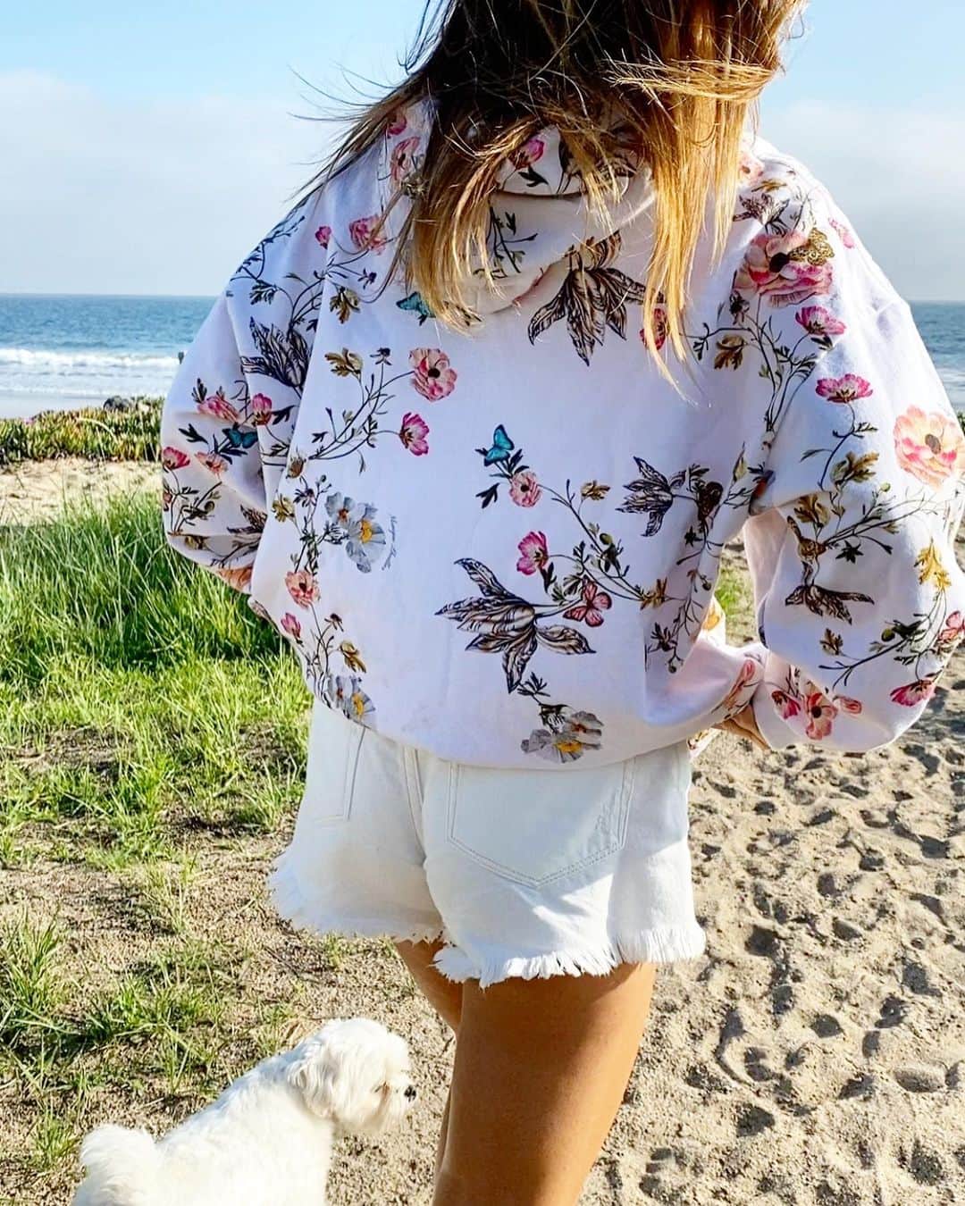 Monique Lhuillierさんのインスタグラム写真 - (Monique LhuillierInstagram)「Enjoying the California sunset in my new, favorite hoodie ☀️ #moniquelhuillier #mlloungewear」10月30日 11時18分 - moniquelhuillier