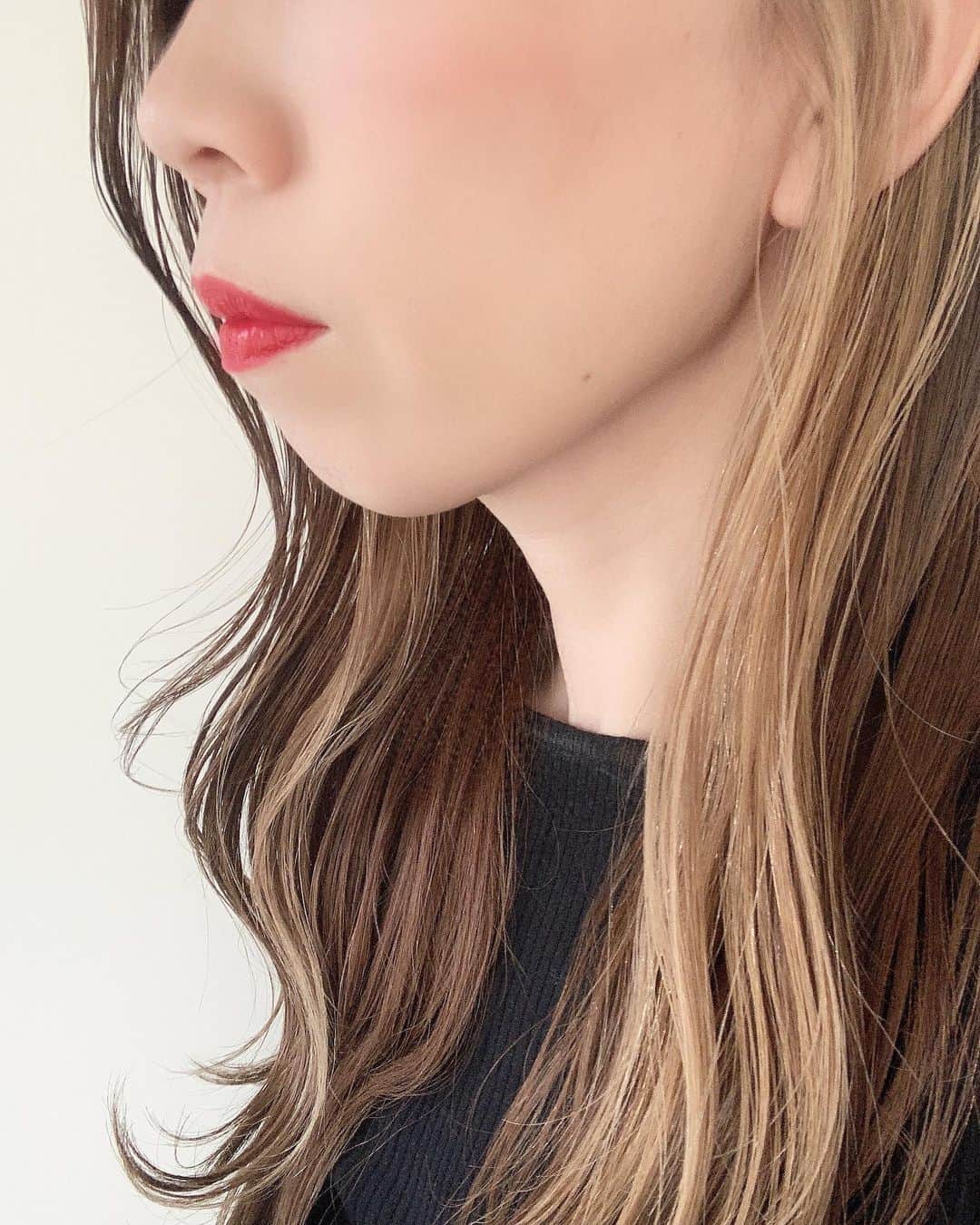 ryuu79hinaのインスタグラム：「#インナーカラー ・ ・ 前回よりも幅多めにもみあげカラー✨ 3回ブリーチ歴ありのアディクシーカラーのトパーズ13トンのせたあとの褪色後！ ・ ・ 最近また始まった切りたい病‪--✄-- ・ ・ ━━━━━━━━━━━━━━━ #インナーカラーベージュ#ハイライト#もみあげカラー#ハイトーンカラー#カラー#ロングヘア#instagood#記録#mineby3mootd#ロカリ#ママコーデ#男の子ママ#横顔#巻き髪#좋아요#좋아요환영#인스타그램#일상#일상스타그램#데일리그램#데일리룩#데일리룩코디#패션#코디#옷#패션스타그램#옷스타그램#코디스타그램#좋아요#좋아요환영#인스타그램#일상#일상스타그램#데일리그램」