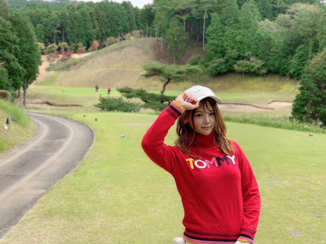 あやごるふのインスタグラム：「10/24は @smilegolf2018 さんpresents﻿ 第1回スペシャルコンペでした😊💖﻿ ﻿ #富士箱根カントリークラブ は﻿ どのホールも絶景で、﻿ 特に夕暮れ時がエモかった、、、🥺🌇🗻﻿ ﻿ ﻿ まだまだUP続きますー📸﻿ ﻿ ﻿ ﻿ ﻿ #golfnetwork #golf #golfswing #golfwang #reginagolf  #golfgirls #instagolf #golfstagram #ゴルフ #ゴルフ女子 #ゴルファー #ゴルフ好き #クリスマス #ゴルフ練習 #ゴルフコーデ #골프 #ゴルフスイング #ゴルフ大好き #ゴルフ好きな人と繋がりたい #ゴルフばか #golflife #golfgirl #不動産投資 #골프 #골프웨어 #골프스타그램 #해외여행 #예쁘다 #다이어트　﻿ ﻿」