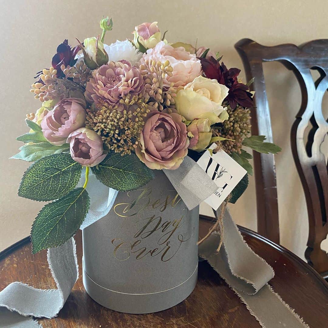 畑野ひろ子のインスタグラム：「@willgarden_official  アーティフィシャルフラワーbox  最近、人気のオーダーカラーです。  #flowers #lifestyle #arrangement #artificialflower #boxarrangement #gift #willgarden」