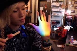 山田義孝のインスタグラム：「🌈🌈🌈 11月末に閉店する高田馬場四谷天窓。 数少ない“HOME”と呼べるライブハウスの一つ。 メジャーデビューを発表したのもここ。 11月20日に一夜限りのスペシャルライブをこの場所から配信します。 アーカイブは23日までの予定です。 このライブにかかる経費を引いた全額を寄付させていただきます。 いつの日かまた天窓が復活するよう願いを込めて微力ながらお力添えさせていただきます。 沢山の感謝を込めてそして 沢山の天窓を愛するアーティストの想いも勝手に背負って素敵な時間にします。 歴史あるこの場所でのライブを是非観てほしいです✌︎ #吉田山田 #高田馬場四谷天窓 #無観客配信ライブ」