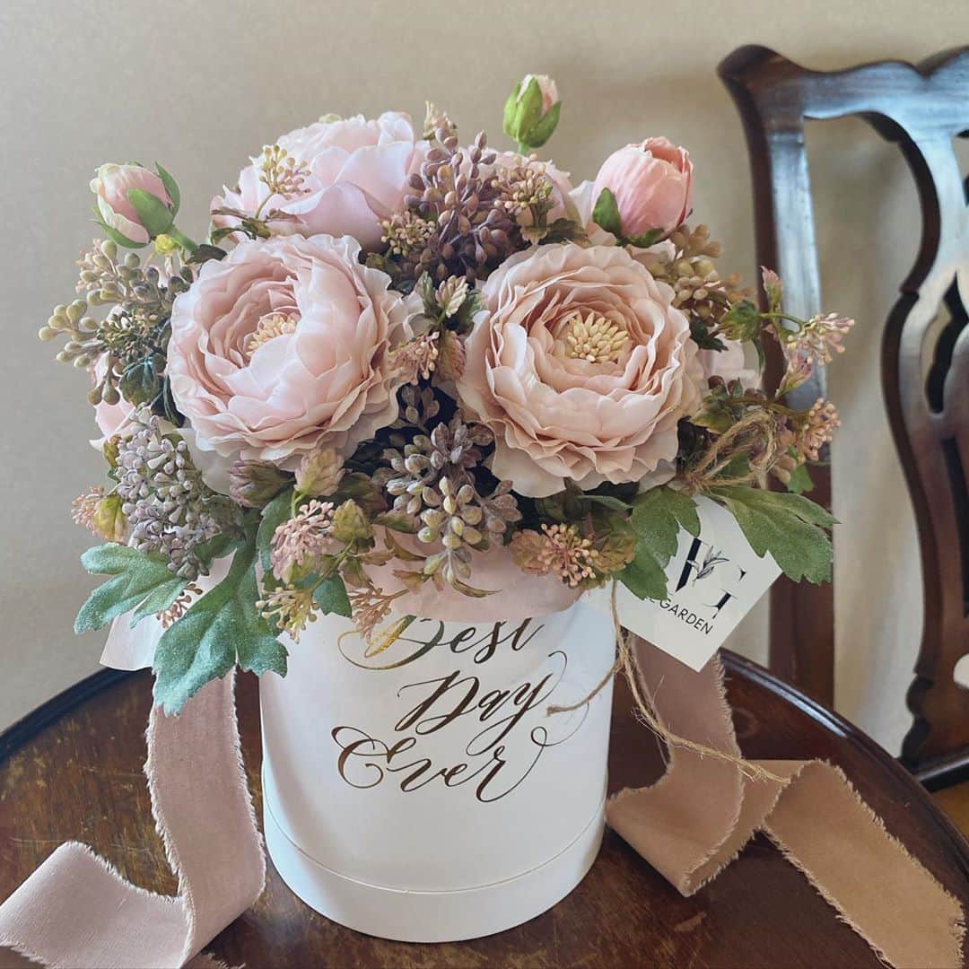 畑野ひろ子のインスタグラム：「@willgarden_official  アーティフィシャルフラワーbox  最近、人気のオーダーカラーです。  #flowers #lifestyle #arrangement #artificialflower #boxarrangement #gift #willgarden」