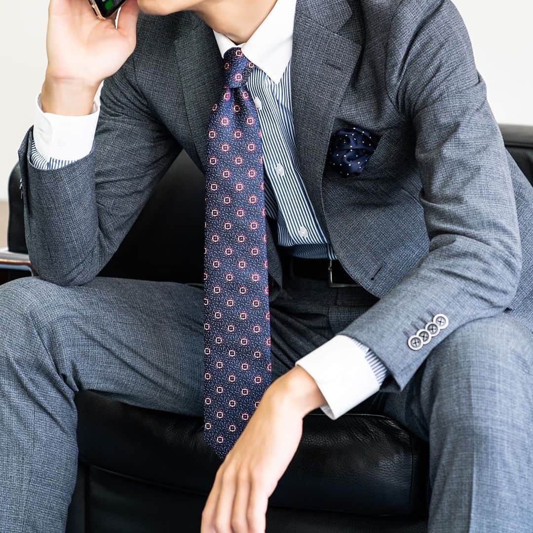 のインスタグラム：「総方向合わせて35%のストレッチ性を実現したハイスペック素材。ハードなビジネスシーンのどんな動きにも追従するノンストレスな1着。 . 生地名：STRETCH35 生地品番：5200027 プライス：SUITS ¥60,000(+tax) . . . #difference_style #秋冬コーデ #秋冬生地 #セットアップ #着心地 #ストレッチ素材 #スーツ #オーダースーツ  #difference #ディファレンス」