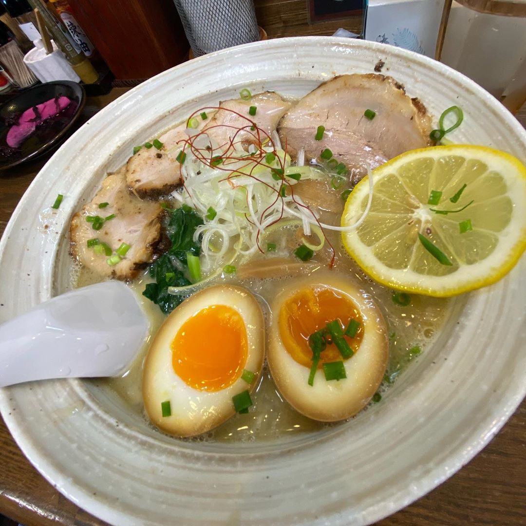 長田成哉のインスタグラム：「久しぶりにラーメン食べた。 そして美味しかった。 塩の鶏白湯。 #ラーメン #美味い #なんだろうね #自分で意識して止めないと #いくらでも食えるよね #ラーメンて」