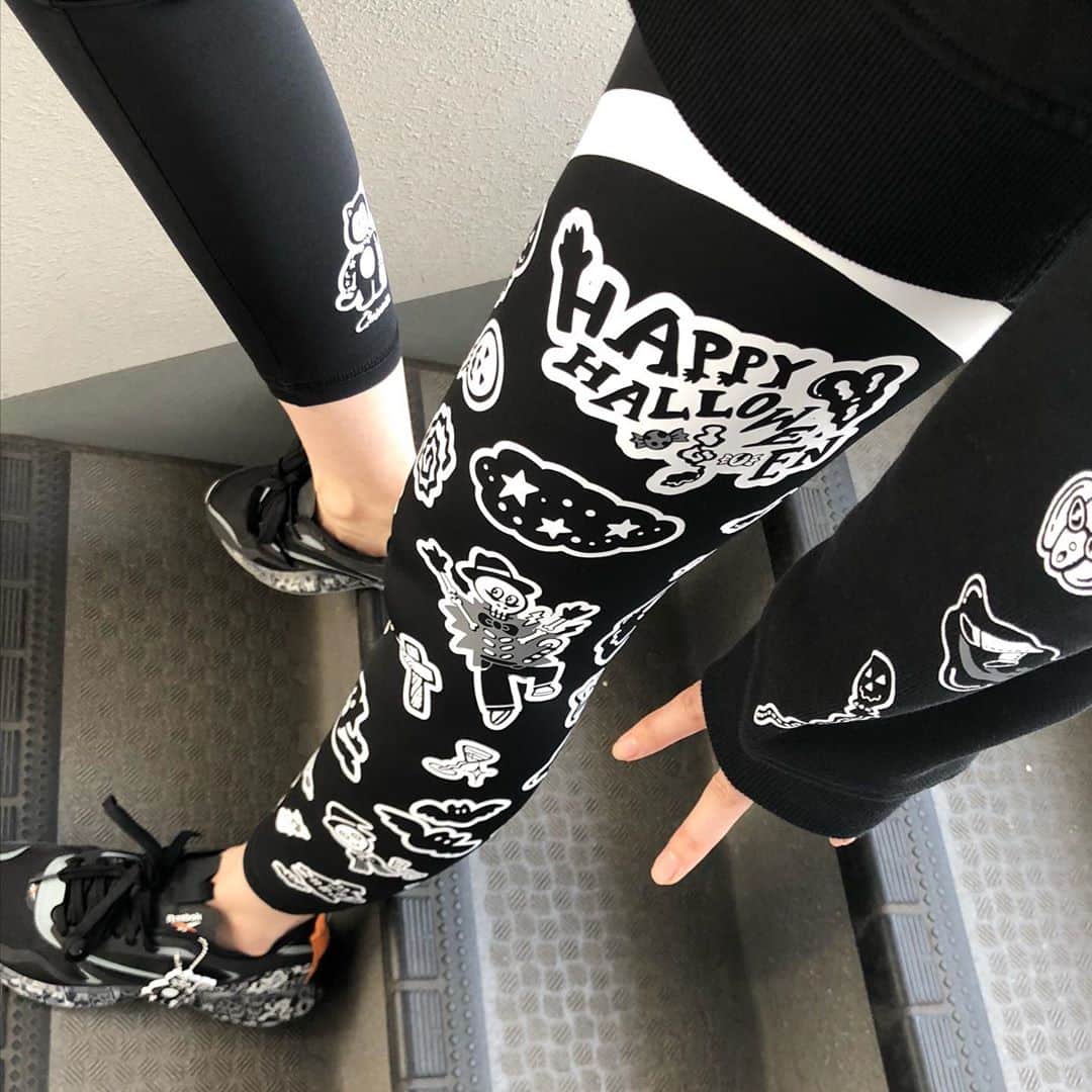 chocomooのインスタグラム：「HAPPY HALLOWEEN🎃👻💜 今年はハロウィンレギンスで運動もイイネ🎃👻 @reebokclassicjp   #ReebokClassic #リーボッククラシック #Chocomoo #Halloween #ハロウィン」