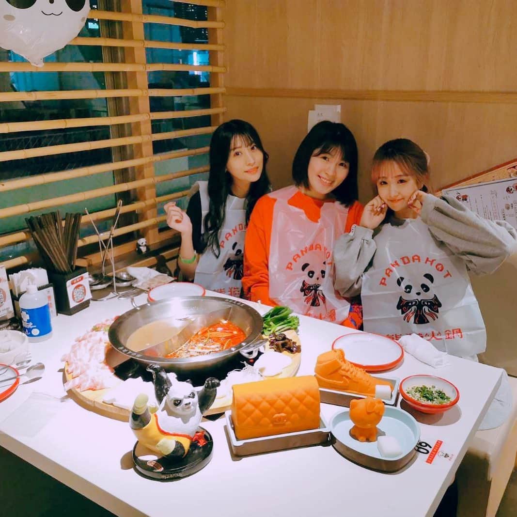 根岸愛のインスタグラム：「🍲✨🍲 パンダがいっぱいいる 火鍋屋さんに来たらすごかった🐼 右下に置いてあるオレンジのは 鍋の中に入れて溶かす ラー油の塊🤣✨ キティちゃんだけ入れたけど 辛すぎたー😂美味しかった🥰 ゆっきぃみきちゃんと👯‍♀️💕 #火鍋 #猫熊 #鍋」