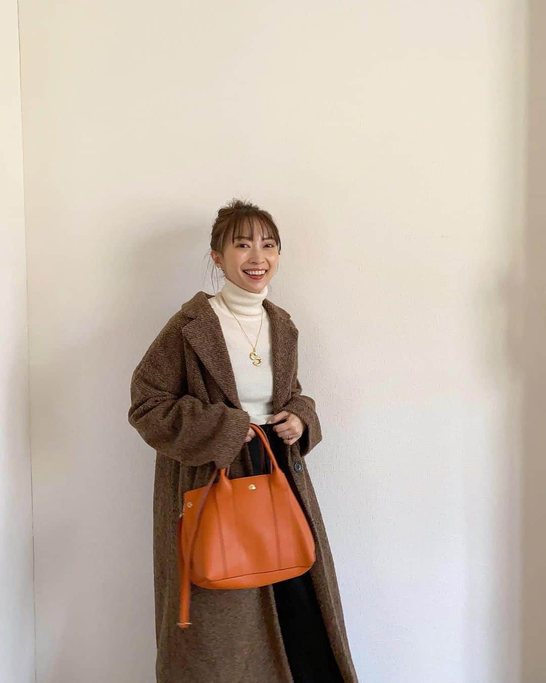 rats1316のインスタグラム：「・ 寒っっっ。 ・ ・ ・ アウター　@lepsim_official  ニット　@uniqlo_jp  パンツ @titivatejp  バッグ　@urban_research  ・ ・ ・ #ママ#ママコーデ#ママファッション#code #ootd#outfit#mamagirl#北海道ママ#札幌ママ#三児の母#お洒落さんと繋がりたい#プチプラコーデ#今日のコーデ#ママライフ#ロカリ#スナップミー#mineby3mootd#ponte_fashion#4yuuu#きょコ#今日の服#大人カジュアル#主婦#男の子ママ #ビュースタグラマー#mamagirl_sugotoku」