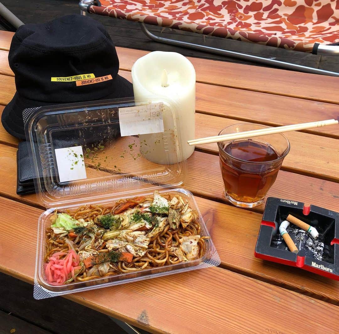 磯村洋祐のインスタグラム：「焼きそばが好きです。 屋台みたいなのはなお好きです。 さぁー1日の始まりだ。 #焼きそば#好き#昼休み」