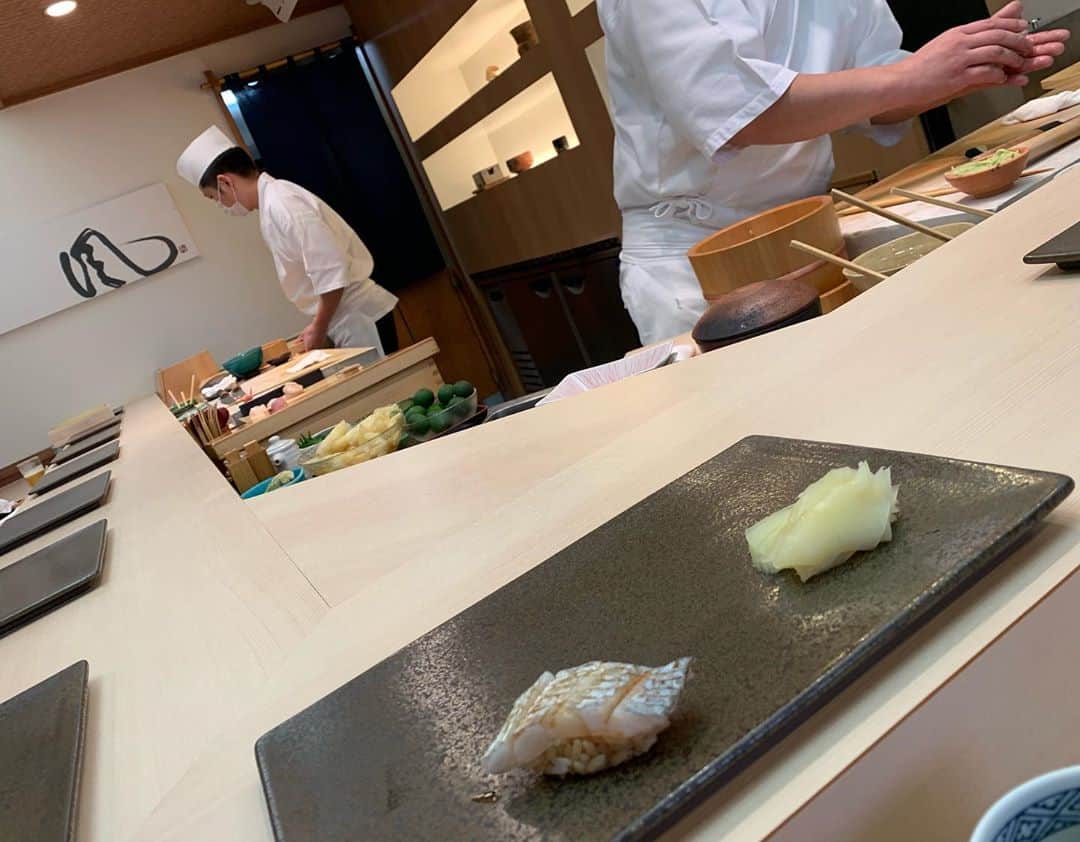 桜井未来さんのインスタグラム写真 - (桜井未来Instagram)「@sushi_tou でランチミーティングでお寿司😂🍣✨ 幸せ過ぎ🤣💓（笑）  子連れOK✨ ランチで行ったのですが、ショートコースがあり、サクッと美味しいお寿司が食べられます😂💓 美味しいお寿司屋さん🍣は中々子供と行けなかったりするので、有難いですよね😂🙏💓 おススメです😊  https://g.co/kgs/FhfLdk  #鮨十 #寿司 #鮨 #ランチ #子連れランチ #子連れ鮨 #子連れOK #子連れOKレストラン」10月30日 11時38分 - miki.sakurai0214