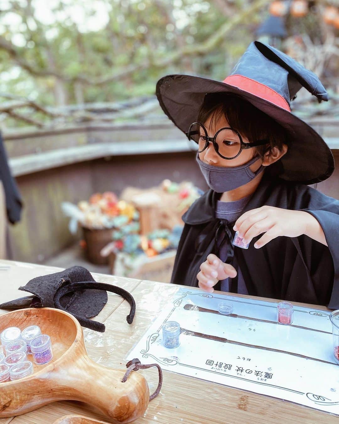 高橋菜摘のインスタグラム：「🎃🎃🎃 . . そういえば... 星野リゾートで思いっきりHalloweenしてきました🧡 私も子供の時沢山色々なとこへ連れてってもらったから 子供達には沢山の経験をさせたい一心なのですが。 そしてそれが自分も楽しいから❤︎ . 今年はHalloweenが少し寂しい感じだけれど 9月、10月は兄妹2人の誕生日という事もあり じじばばと一緒に過ごすため 星野リゾートの @hoshinoresorts.risonare で もりだくさんのハロウィンを体験してきました🎃 . 【魔女の住む森のハロウィン2020】 想像以上すぎるほどのクオリティに 子供達のワクワクドキドキがこっちまで伝わってくるほど。 さすがリゾナーレ様👏 . . 写真は【魔法の杖づくり】【魔女のおやつレッスン】の様子。 動画はストーリーにもあるよ🎃 6歳になったばかりの息子はすっごい嬉しそうに作ったり 魔法をかけたりするのが見ててとっても嬉しかったけど まさか2歳になったばかりの娘までこんな風に作ったり探したり 楽しめるなんて思わなかった！ 魔法の杖は2日間ずっと持ち歩いて どのイベントでも活躍してくれました🔥 . つづく♡ . . .  #フォトリゾナーレ #リゾナーレ熱海 #リゾナーレ #星野リゾート #ハロウィン #ハロウィン仮装 #男の子仮装 #4歳差 #ハロウィン仮装キッズ #魔法 #親バカ部 #6歳 #2歳 #2歳女の子 #photoresonare #halloween #boy #kids #myson #hotel #halloweencostume #myson #trickortreat #hoshinoresorts」
