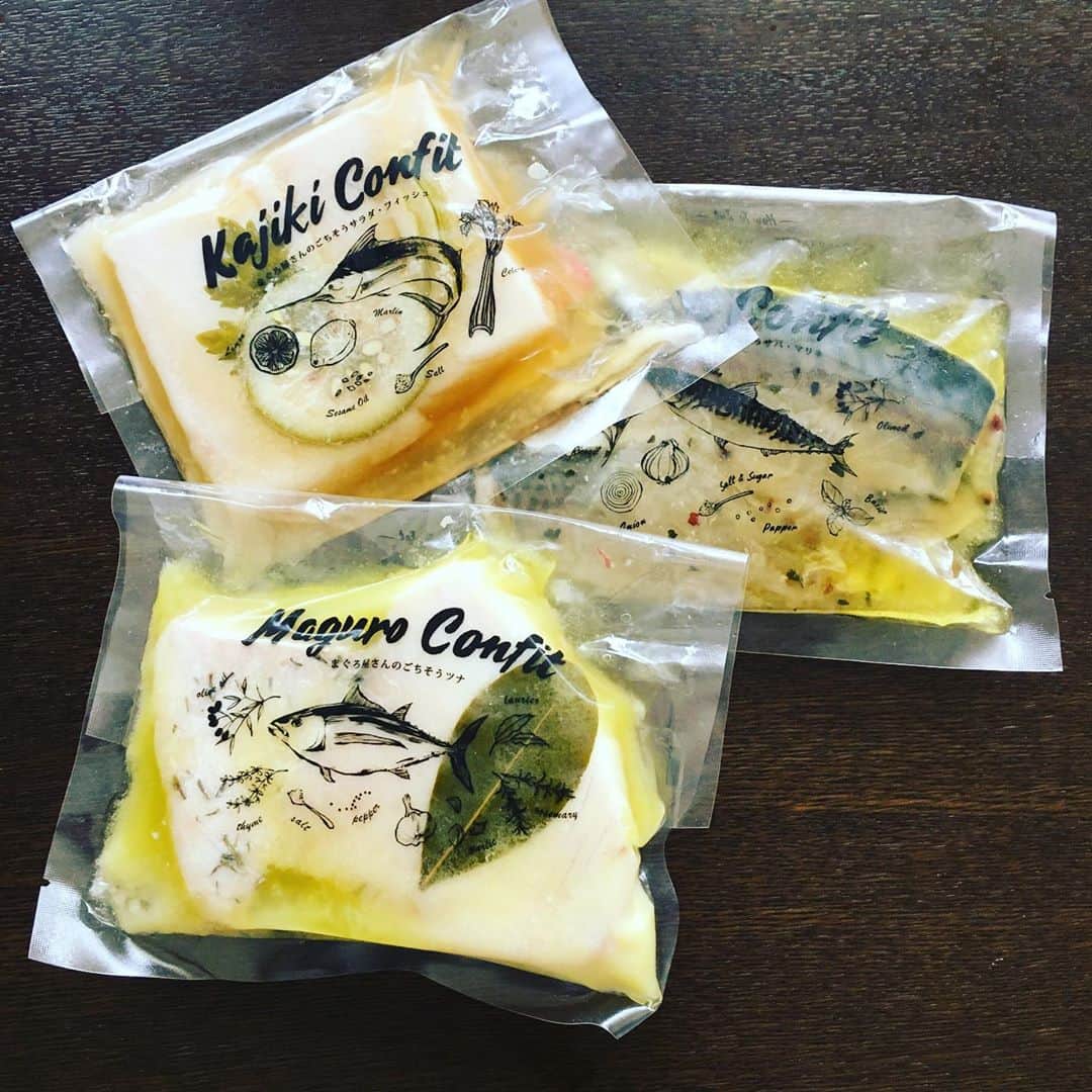 蒲生麻由のインスタグラム：「友人お勧めの絶品コンフィ遂にget❣️ そのままはもちろん、パスタに入れても最高のパフォーマンスをしてくれる😚魚好きの息子にも好評です🐟  こりゃはまっちゃうな🤗  #マグロコンフィ #カジキコンフィ #鯖コンフィ #fishstand_misaki #噂の一品 #比較的近所で買えたw #mamalife #魚好きの息子にも好評」