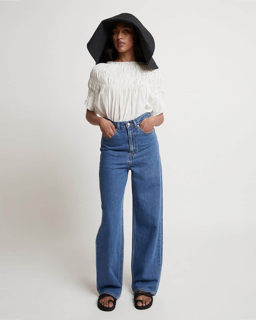 カレンウォーカーのインスタグラム：「Favourite pair of Levi’s of late: High & Loose, made with super soft cottonised hemp and paired with organic cotton KW tops and Nomadic State of Mind sandals (both coming soon!)」