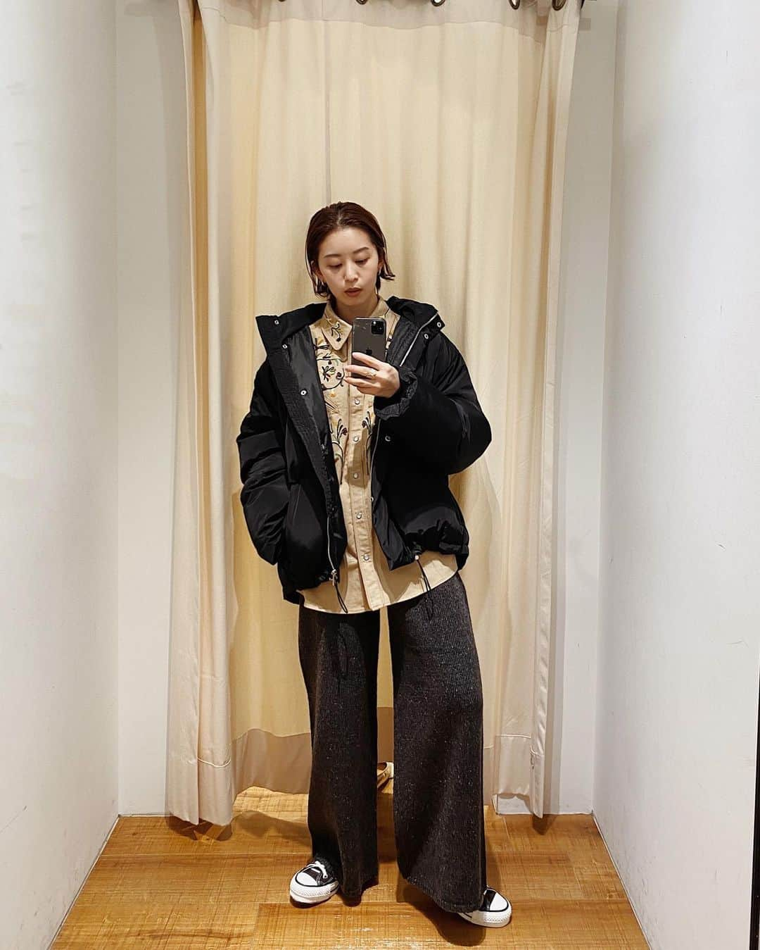 Eri Koyamaさんのインスタグラム写真 - (Eri KoyamaInstagram)「. #ショートボリュームダウン BLK/BGE S/M ¥19,800 . Sサイズ着用してます◎ この合わせ好き☺️ . 店舗にてアウターフェア ぜひご利用ください🤍 . @ungrid_official @ungrid_staffsnap @eri_koyama_ #153cmコーデ」10月30日 11時53分 - 6ri___k