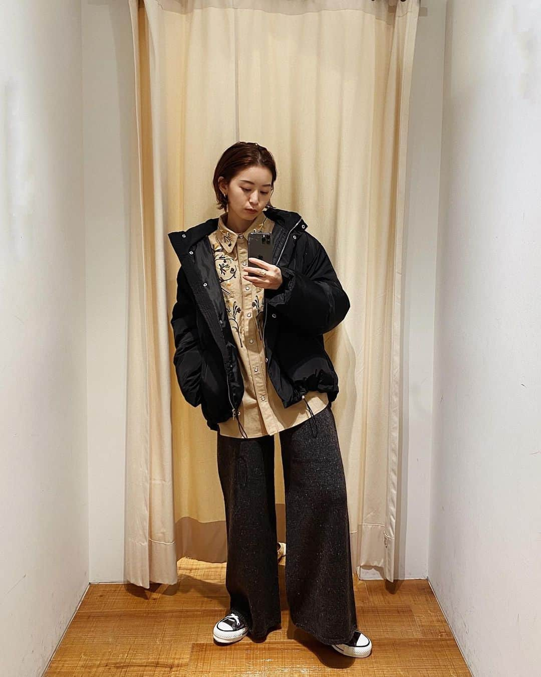 Eri Koyamaさんのインスタグラム写真 - (Eri KoyamaInstagram)「. #ショートボリュームダウン BLK/BGE S/M ¥19,800 . Sサイズ着用してます◎ この合わせ好き☺️ . 店舗にてアウターフェア ぜひご利用ください🤍 . @ungrid_official @ungrid_staffsnap @eri_koyama_ #153cmコーデ」10月30日 11時53分 - 6ri___k