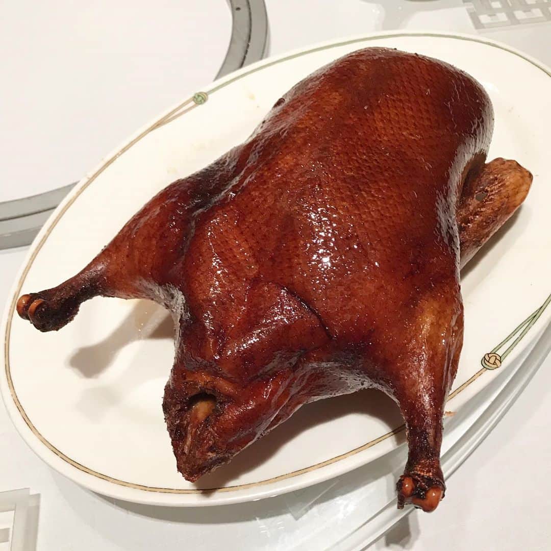 福田葉子さんのインスタグラム写真 - (福田葉子Instagram)「北京ダ〜ック。こんなの見せられた後、ひと切れしか供されないのが解せぬ…全部ちょうだい！いやそういうコースなんですけどね笑。 20代前半、北京を旅した際に食べた北京ダックが忘れられない。パリパリの皮だけでなくジューシーな肉も食べる方式でほんとうにおいしかった。一羽丸ごと、食べても食べてもなくならなくて、わーきゃー盛り上がった思い出。それ以来、好物のひとつである。あれはまだ北京五輪の前で、中国の古き良き街並みや暮らしが残っていて面白かった。あー海外行きたい…知らない街を歩きたい。 #pekingduck #yummy #foodie #tokyo #memory #trip #peking #北京ダック　#思い出　#東京　#北京　#旅」10月30日 11時54分 - yoyoyokoko