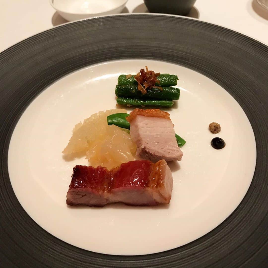 福田葉子さんのインスタグラム写真 - (福田葉子Instagram)「北京ダ〜ック。こんなの見せられた後、ひと切れしか供されないのが解せぬ…全部ちょうだい！いやそういうコースなんですけどね笑。 20代前半、北京を旅した際に食べた北京ダックが忘れられない。パリパリの皮だけでなくジューシーな肉も食べる方式でほんとうにおいしかった。一羽丸ごと、食べても食べてもなくならなくて、わーきゃー盛り上がった思い出。それ以来、好物のひとつである。あれはまだ北京五輪の前で、中国の古き良き街並みや暮らしが残っていて面白かった。あー海外行きたい…知らない街を歩きたい。 #pekingduck #yummy #foodie #tokyo #memory #trip #peking #北京ダック　#思い出　#東京　#北京　#旅」10月30日 11時54分 - yoyoyokoko