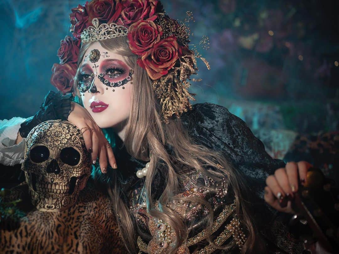 照沼サラのインスタグラム：「明日はハロウィンですね🎃  初めてこんなに仮装というか大仮装しました。笑  メキシコの『死者の日』がテーマで リメンバー・ミーの世界に入ったみたいでとても楽しかったなぁ。 全く別の自分というよりも衣装も薔薇装飾も手元の骸骨ちゃんも全部好みのものづくしで幸せ空間だった🥺  #ハロウィン #仮装 #本気の仮装 #リメンバーミー #エスペラント南青山 #変身写真 #Makeover #ココロの変身写真 #ジプシー #死者の日」